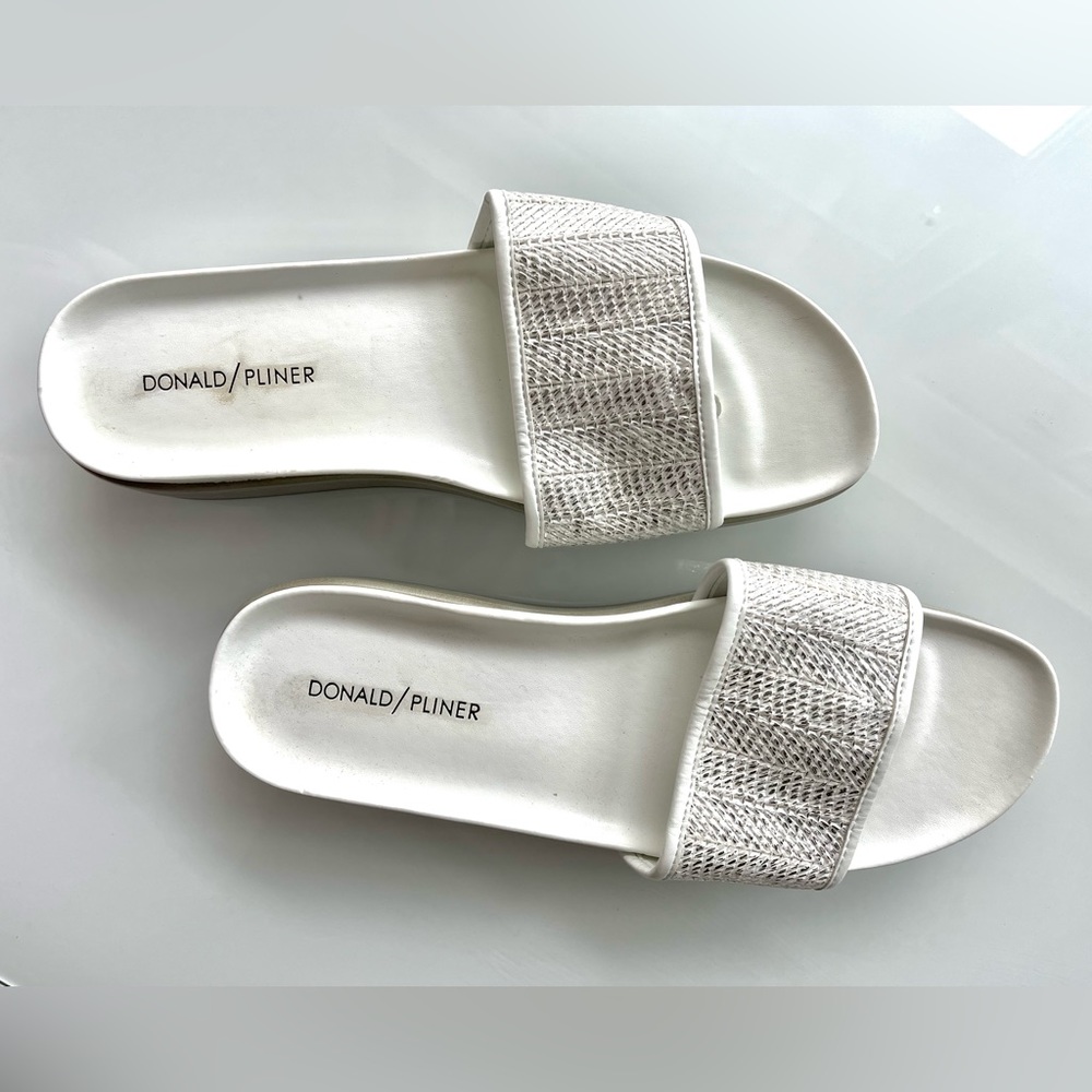 Donald Pliner FIJI Slide/Sandal White with Silver strap Women’s size 10